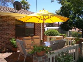 Dù che quán cà phê sân vườn tại Lái Thiêu